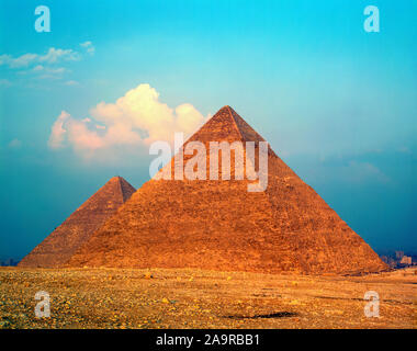 Khafré et Grand Pyramids, Giza, Egypte, Plateau ville du Caire au-delà, à partir de 2500 avant J.-C. Banque D'Images