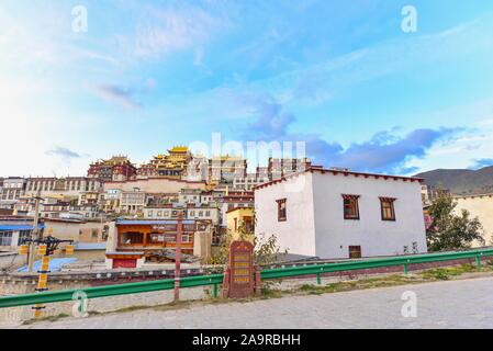 Monastère de Songzanlin, ou Petit Palais du Potala dans la province du Yunnan Banque D'Images