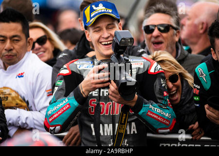 17 novembre 2019 ; le circuit Ricardo Tormo, à Valence, Espagne ; Valencia MotoGP, jour de la course ; Fabio Quartararo de la Yamaha MotoGP Team Petronas SRT prend quelques photos et célèbre sa 2ème place Crédit : Pablo Guillen/Alamy Live News Banque D'Images