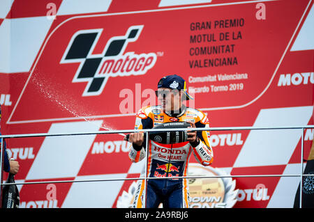 17 novembre 2019 ; le circuit Ricardo Tormo, à Valence, Espagne ; Valencia MotoGP, jour de la course, Marc Márquez de la MotoGP Repsol Honda Team célèbre sa victoire sur le podium Crédit : Pablo Guillen/Alamy Live News Banque D'Images