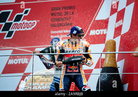 17 novembre 2019 ; le circuit Ricardo Tormo, à Valence, Espagne ; Valencia MotoGP, jour de la course, Marc Márquez de la MotoGP Repsol Honda Team célèbre sa victoire sur le podium Crédit : Pablo Guillen/Alamy Live News Banque D'Images