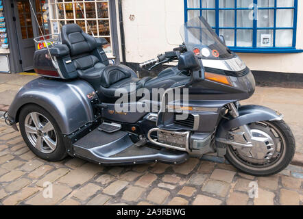 Les amateurs de Honda Gold Wing six cylindres roadster perfectionnées de tricycle à moteur de croisière Banque D'Images