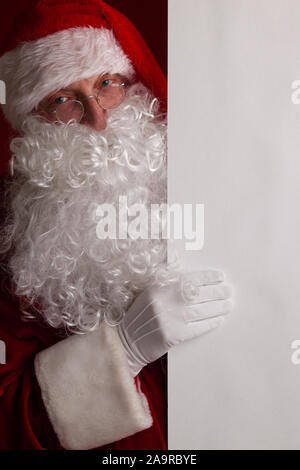 Santa Claus holding white paper billboard avec copie espace pour le texte Banque D'Images