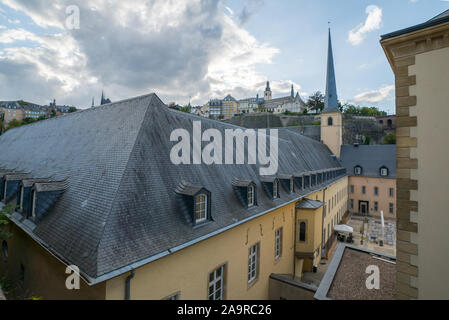 La Ville de Luxembourg / Luxembourg - 10. Août, 2019 : vue sur le paysage urbain de la ville de Luxembourg avec ses nombreux bâtiments historiques Banque D'Images