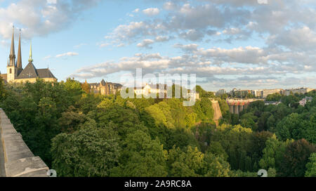 La Ville de Luxembourg / Luxembourg - 10. Août, 2019 : vue sur le paysage urbain de la ville de Luxembourg avec ses nombreux bâtiments historiques Banque D'Images