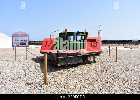 La collecte de sel traditionnel en bois, Bateau Les salines de Torrevieja, Torrevieja, Alicante, Espagne Banque D'Images