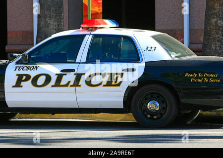 Service de police de Tucson cruiser noir et blanc jusqu'en stationnement au centre-ville, dans cette ville de l'Arizona. Banque D'Images