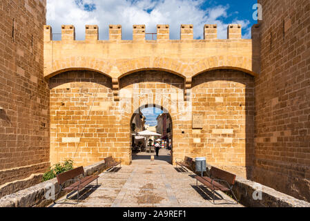 Mallorca, Espagne - Mai 10,2019 : Porta del Moll, entrée principale de la vieille ville d'Alcudia, Majorque Banque D'Images