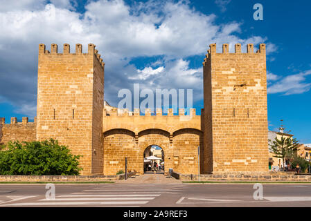 Mallorca, Espagne - Mai 10,2019 : Porta del Moll, entrée principale de la vieille ville d'Alcudia, Majorque Banque D'Images