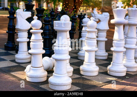 Pièces d'échecs géant dans le Carlos Corella Jacome Plaza près de la bibliothèque dans Tucson AZ Banque D'Images