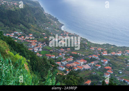 Vue aérienne du village de Ponta Delgada sur l'île de Madère. Banque D'Images