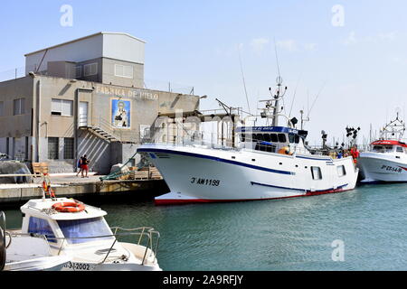 Les bateaux de pêche amarré à côté d'une fabrique de glace dans le port de Torrevieja, Torrevieja, Alicante, Espagne Banque D'Images