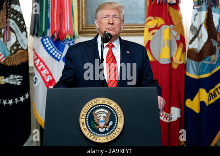 Le président Donald J. Trump aborde son discours à la nation dimanche matin, 27 octobre, 2019, dans la salle de réception diplomatique de la Maison Blanche, d'annoncer les détails de la mission des Forces d'opérations spéciales américaines contre ISIS célèbre chef Abou Bakr al-Baghdadi's compound en Syrie. Banque D'Images