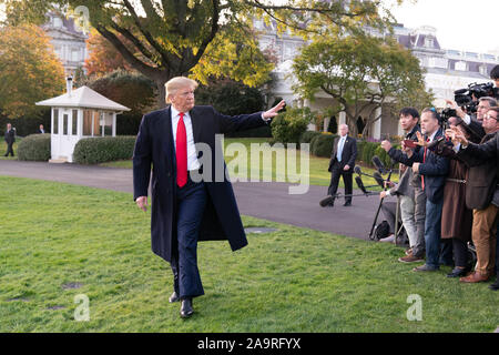 Le président Donald J. Trump vagues après avoir parlé avec des journalistes à la Maison Blanche Lundi, Novembre 4, 2019, et des promenades à bord d'un marin pour commencer son voyage à New York. Banque D'Images