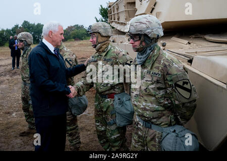 Vice-président Mike Pence participe à un exercice d'entraînement et de démonstration des capacités Mardi, 29 octobre, 2019, à l'Clabber Creek a sonné à Fort Hood, Texas. Banque D'Images