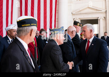 Vice-président Mike Pence participe à la Journée des anciens combattants de la cérémonie de dépôt de gerbes et rend commentaires lundi, Novembre 11, 2019, au cimetière national d'Arlington, à Arlington, VA. Banque D'Images