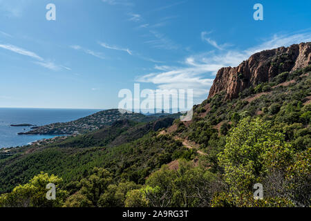 Cap roux sentier de randonnée dans les roches rouges de l'Estérel avec la mer bleue de la Méditerranée Banque D'Images