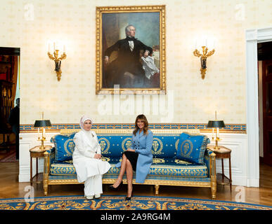 Première Dame Melania Trump pose pour une photo avec Mme Emine Erdogan, l'épouse du Président turc, Recep Tayyip Erdogan Mercredi, Novembre 13, 2019, dans la salle bleue de la Maison Blanche. Banque D'Images