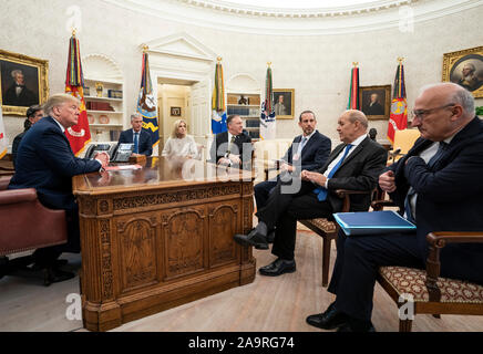 Le président Donald J. Trump participe à une réunion avec le Ministre français des Affaires étrangères, Jean-Yves Le Drian Jeudi, 14 novembre 2019, dans le bureau ovale de la Maison Blanche. Banque D'Images