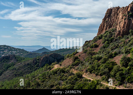 Cap roux sentier de randonnée dans les roches rouges de l'Estérel avec la mer bleue de la Méditerranée Banque D'Images