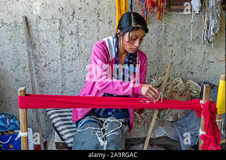 Tissage d'ikat et Makana en châle de La Casa de la Makana, Gualaceo Equateur Banque D'Images