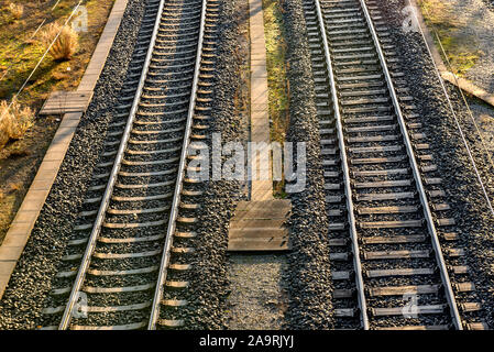 La gare la plus moderne de l'Europe au lever du soleil avec des voies et des trains rail Banque D'Images