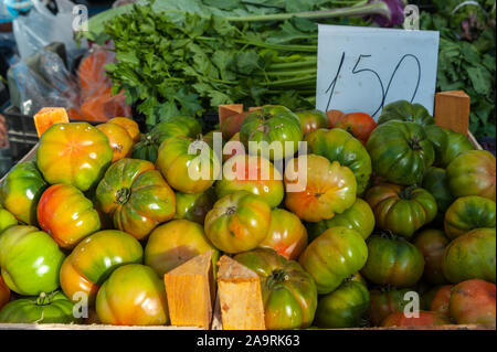 Marché de producteurs de fruits et légumes frais exposition Banque D'Images