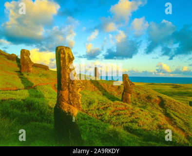 Statues Moai à Rano Raraku, île de Pâques, Chili Parc national de Rapa Nui, l'océan Pacifique Sud Banque D'Images