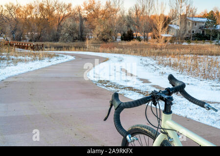 Vélos de cyclotourisme sur une piste cyclable urbaine ou à la fin de l'automne paysage d'hiver - ville de Fort Collins dans le nord du Colorado dispose d'un réseau dense d'infrastructures de loisirs Banque D'Images