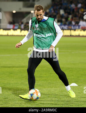 Harry l'Angleterre Kane se réchauffe avant de l'UEFA Euro 2020 match de qualification à l'Fadil Vokrri Stadium, Pristina. Banque D'Images