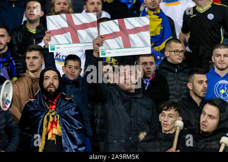 Pristina, Kosovo. 17 novembre, 2019. Attente des fans du Kosovo avant l'Angleterre drapeaux UEFA Euro 2020 Groupe admissible une correspondance entre le Kosovo et l'Angleterre à Fadil Vokrri Stadium le 17 novembre 2019 à Pristina, Kosovo. (Photo de Daniel Chesterton/phcimages.com) : PHC Crédit Images/Alamy Live News Banque D'Images