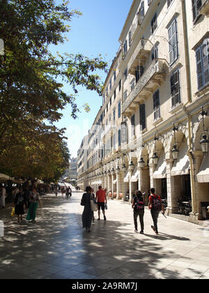 Restaurants et cafés-bars le long de la vieille ville de Corfou Liston en, Kerkyra, Grèce Banque D'Images