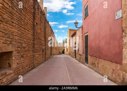 Mallorca, Espagne - Mai 10,2019 : Rue de la vieille ville d'Alcudia, Majorque Banque D'Images