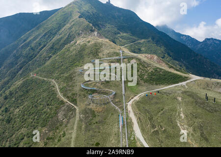 Drone aérien de l'Alpine Coaster piste de bobsleigh sur Monte Tamaro hills au Tessin, Suisse Banque D'Images