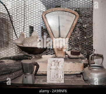 Vieux pèse-personne et bouilloire dans la cuisine de la maison abandonnée dans le village en Espagne. Banque D'Images