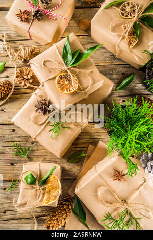 Collection de cadeaux de Noël avec des décorations rustiques. Pas de plastique, végétalien biologique concept zéro déchet, style de vie. Banque D'Images