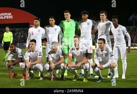 Groupe de l'équipe de l'Angleterre. Rangée du haut (gauche à droite) Alex Oxlade-Chamberlain, Trent Alexander-Arnold, Nick Pope, Tyrone Mings, Harry Maguire et Callum Hudson-Odoi. Rangée du bas (de gauche à droite) Raheem Sterling, Declan Rice clins d'Harry, Harry Kane et Ben Chilwell pendant l'UEFA Euro 2020 match de qualification à l'Fadil Vokrri Stadium, Pristina. Banque D'Images