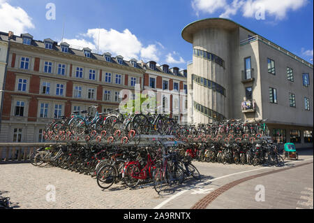 Des vélos dans des supports à vélo à l'extérieur de la gare de Copenhague, Danemark Banque D'Images
