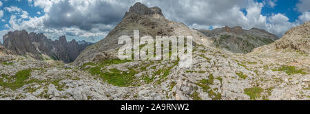 Vues infinies de pics et de montagnes dans l'Italien Dolomites. Une vue panoramique de paysages alpins au cours d'une randonnée d'été. Banque D'Images