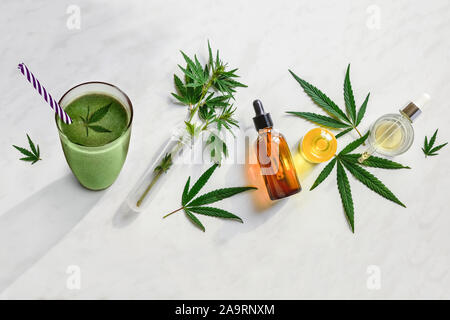 Smoothie concept avec le cannabis et CBD. Lunettes avec des boissons fraîches, du lait et des smoothies, avec le chanvre. Mise à plat. Banque D'Images