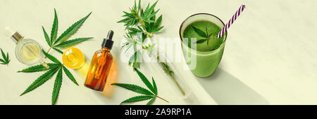 Aliments et boissons Concept CDB avec le cannabis . Lunettes avec boissons fraîches, du lait et des smoothies, avec le chanvre. Mise à plat Banque D'Images