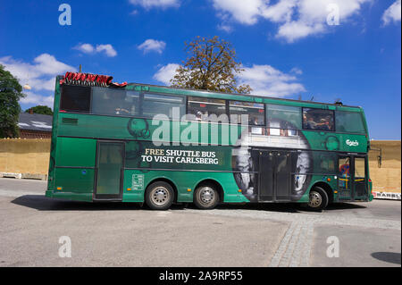 Une navette bus de touristes dans la brasserie Carlsberg, Copenhague, Danemark Banque D'Images