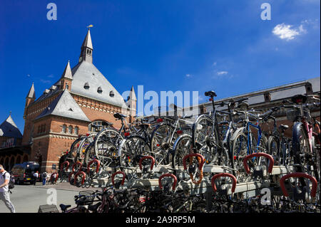 Des vélos dans des supports à vélo à l'extérieur de la gare de Copenhague, Danemark Banque D'Images