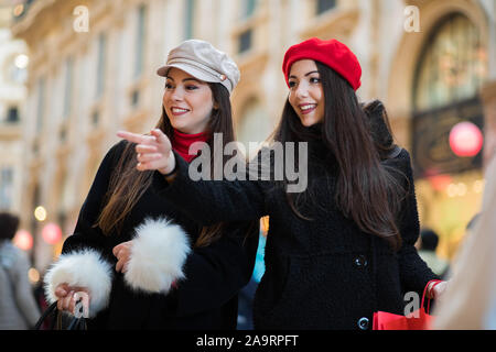 Deux jeunes femmes smiling attractive faites vos achats dans la ville Banque D'Images