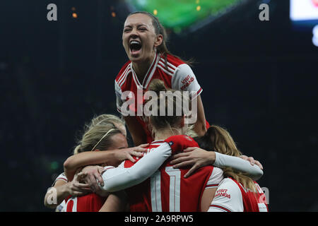 Londres, Royaume-Uni. 17 novembre, 2019. LONDON, Royaume-uni 17 novembre. L'équipe d'Arsenal célébrer leur deuxième but au cours de la Barclays FA Women's Super League entre Arsenal et Tottenham Hotspur à Tottenham Hotspur Stadium, Londres, Royaume-Uni le 17 novembre 2019 : Crédit photo Action Sport/Alamy Live News Banque D'Images