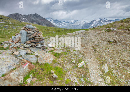 Pile de roche, signe le long du sentier qui mène à des glaciers et des montagnes neige-couvertes. Voir Kofler sentier de randonnée dans les Alpes italiennes. Banque D'Images