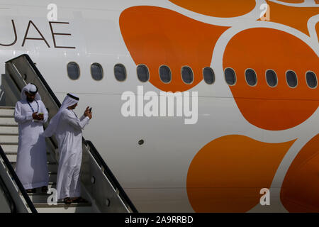 Dubaï, Émirats arabes unis. 17 novembre, 2019. Les visiteurs portant un arabe nationale tenues sont vus au cours de la journée d'ouverture de Dubaï International Airshow. Credit : Leonid Faerberg SOPA/Images/ZUMA/Alamy Fil Live News Banque D'Images