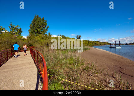 Les gens qui s'exécutent sur le sentier Meewasin Valley Trail, le long de la rivière Saskatchewan Sud, à Saskatoon, en Saskatchewan, au Canada Banque D'Images