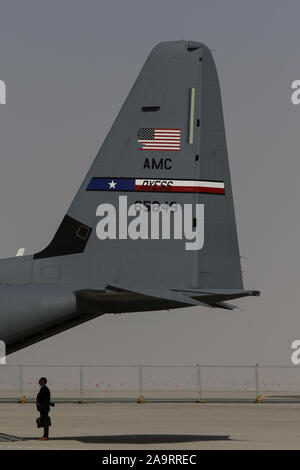 Dubaï, Émirats arabes unis. 17 novembre, 2019. Un visiteur se trouve près de l'US Air Force C130 au cours de la journée d'ouverture de Dubaï International Airshow. Credit : Leonid Faerberg SOPA/Images/ZUMA/Alamy Fil Live News Banque D'Images