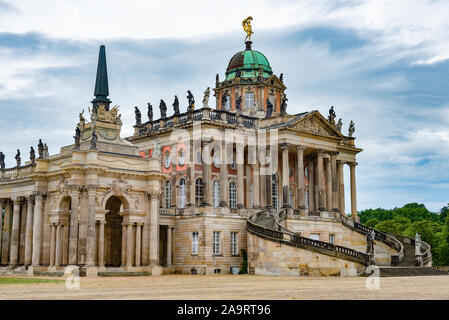 Potsdam, Berlin - Allemagne - Août 7, 2019 : aperçu de l'ensemble de la façade du château de Sanssouci Banque D'Images